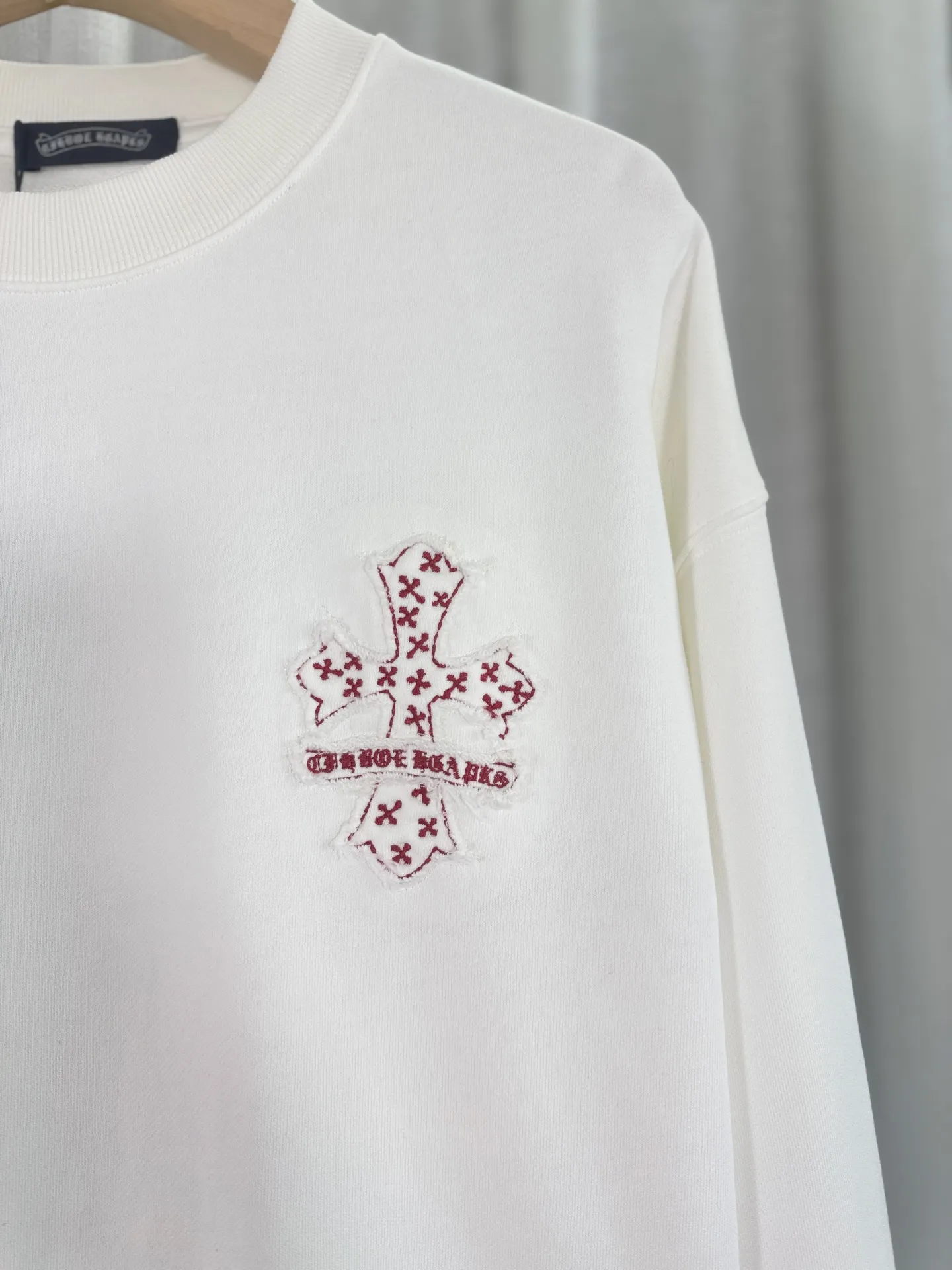 P260 top version, real shot without P, ​​different from market currency) 𝗖𝗵𝗿𝗼𝗺𝗲 𝗛𝗲𝗮𝗿𝘁𝘀/Cro Heart 2025 patch embroidery autumn and winter new original single counter American laser burnt 3D three-dimensional color embroidery couple casual sweatshirt 👑The highest version! Customized fabric 400g tripe terry fabric! American acid-washed and distressed original fabric laser burnt ✟appliqué embroidery and exquisite embroidery of letters! The best-selling model in the counter, very comfortable to wear. Accessories: original molded and authenticated collar label➕100% silk wash label. Genuine purchase-grade original hangtag➕matching hanging rope➕3D hanging beads➕original packaging bag. Craftsmanship: The original version has consistent wiring! The highest version of the armhole matching technique! Color: White Black Size: S M L XL Style Number: 25-316